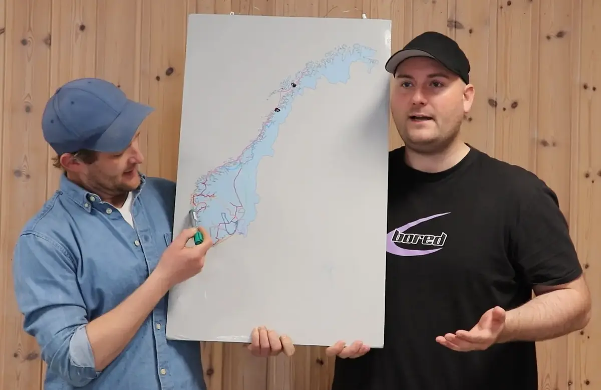 to menn står med ein plakat av Noreg mellom seg