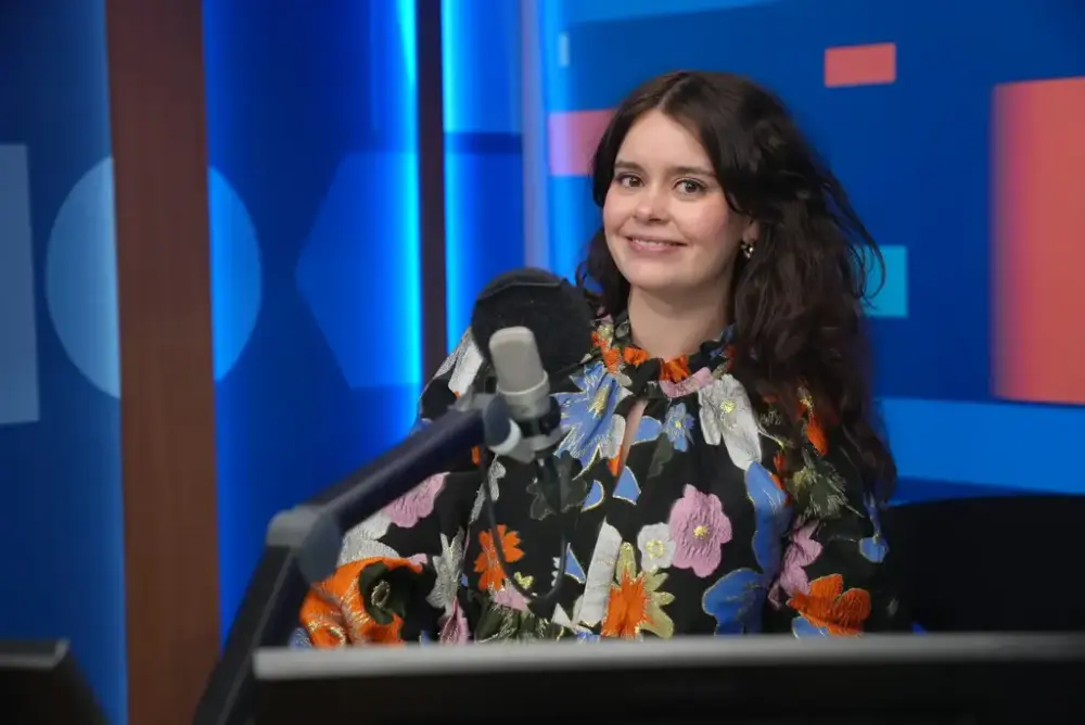 ei dame sit i eit NRK-studio