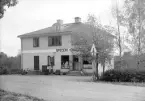 Speceri- och diverseaffären Åkerslund i Svinhult. Uppförd som bostads- och affärshus 1934. Odaterad bild som uppskattas ha tillkommit nära husets färdigställan. Vi skriver omkring 1940.