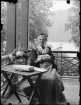 Fotografi i serie för identifiering av motiv ur A C Hultgrens fotosamling.

Kommentar:
Verandan till Ribbingshov, Norra Vi