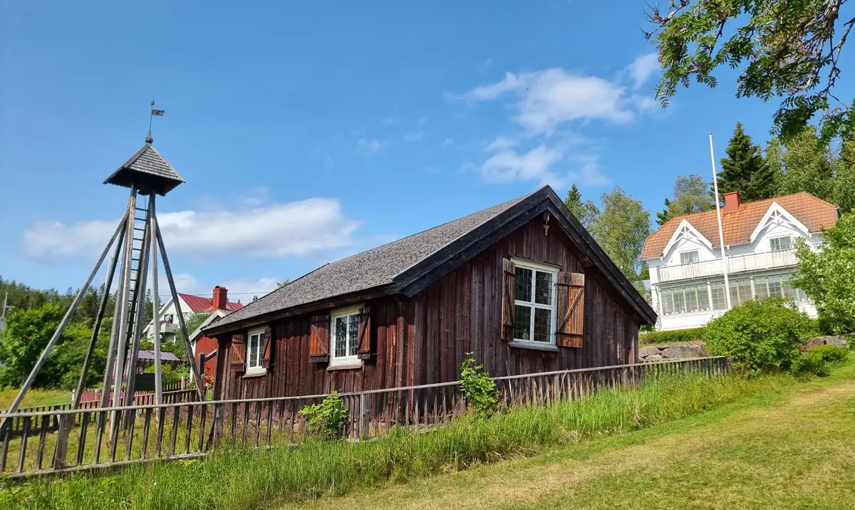 Ulvö kapell på Ulvön med klockstapeln