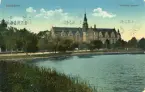 Kolerat vykort med motiv av Nordiska museet i Stockholm. Handskriven text på baksidan.