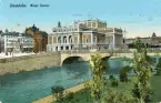 Vykort i färv med motiv av Kungliga operan i Stockholm. Handskriven text på baksidan och adresserat till Ellen Sundberg. Daterat 10/6 1919.