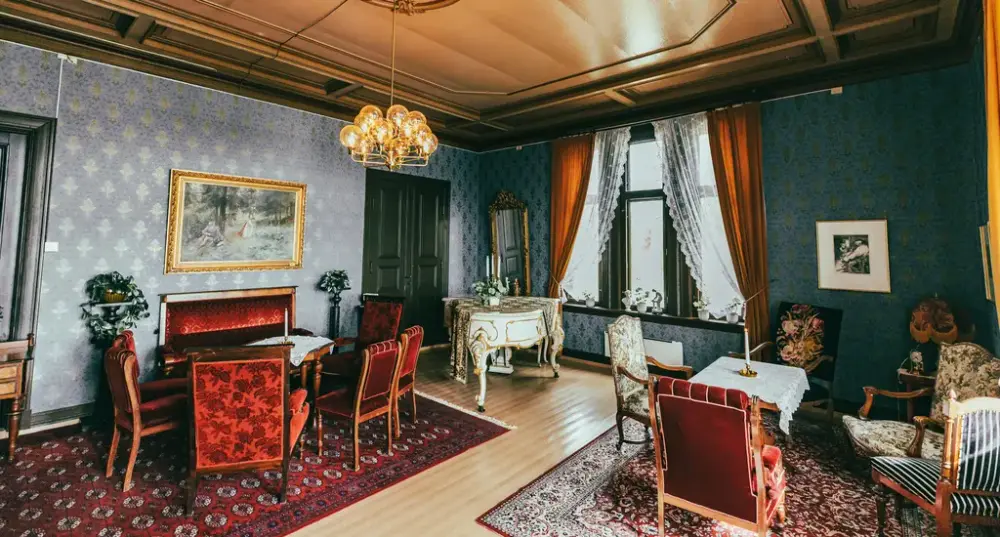 Den blå salongen i 1. etasje på Villa Fridheim.