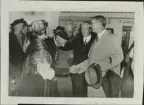 Skansen. Byggnader. Delsbogården.   Invigningen den 18 augusti 1940. Kronprinsen hälsar i Västerängsstugan på hälsingebonden Elof Jonsson och hans maka. Det var Jonssons far som genom konstnären Bror Hillgrens förmedling 1928 sålde stugan till Nordiska museet.