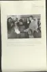 Skansen. Byggnader. Delsbogården.   Invigningen den 18 augusti 1940. Kronprinsen hälsar i Västerängsstugan på hälsingebonden Elof Jonsson och hans maka. Det var Jonssons far som genom konstnären Bror Hillgrens förmedling 1928 sålde stugan till Nordiska museet.