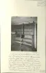 Skansen. Byggnader. Delsbogården före flyttningen. Västeräng nr 4. Framkammaren, hyllor från den inredning som uppsattes 1882, då Theodor Lindbom inredde framkammaren till butik. Samtidigt upptogs en dörr på gaveln. Affären existerade mellan åren 1882 och 1891. I samband härmed blev vardagsstugan avdelad i två rum.
E.U.29480