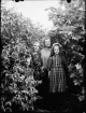 Fotografi i serie för identifiering av motiv ur A C Hultgrens fotosamling.

Kommentar:
Systrarna Linnéa och Inez Liedbergius med två äldre kvinnor.
