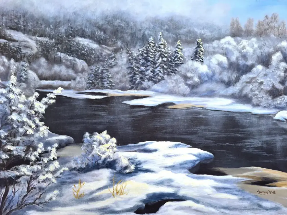 Maleri av vinterlandskap med mørkt vann og trær dekket med snø og frost.