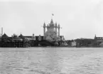 Motiv från Allmänna konst- och industriutställningen (Stockholmsutställningen) 1897. I blickfånget Industrihallen som förtjänat fått stå symbol för utställningen. I själva verket rymde utställningsområdet nära 100 spektakulära paviljonger.