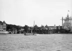 Från Djurgårdsbrunnsviken med några av Stockholmsutställningens fantasifulla paviljonger mellan 