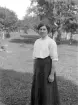 Nanny Johansson, sannolikt porträtterad under sin tid som piga i Livmålen, Svinhults socken. Född 1892 i Rumskulla men inflyttad redan som barn med föräldrar och syskon till socknen. På bilden uppges hon vara 21 år. Senare i livet gift med Per Arvid Hultgren.