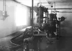 Maskin och rullband på en okänd fabrik.