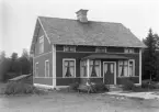 Man i soffa utanför sitt bostadshus.