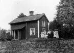 Familjeporträtt utanför bostadshuset.
