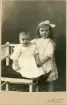 Barnporträtt. Brita och Kerstin 1916 (enligt text framsida kort).