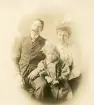 Familjeporträtt. Del av ett brevkort som är sänt från Boston, USA, maj 1914. Text på kortet: 