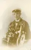 Studentporträtt. Troligen står det fotografens signatur nere i högra hörnet, Östling 1921 (?).