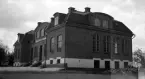 En folkskola av tegel.
Lekaryds skola.