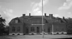 En folkskola av tegel, med flaggstång utanför.
Lekaryds skola.