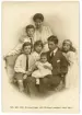 Porträtt på H H kronprins Gustaf Adolf (Sedemera Gustaf VI Adolf) och kronprinsessan Margareta med barnen Gustaf Adolf, Sigvard, Bertil, Ingrid och Carl-Johan.