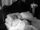 Christina Nilsson på lit-de-parade i sin säng på Växjö stadshotell, 1921.