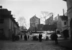 En tagning som trots brister bär sina värden. Det historiska stråket Lutternsgatan i Stockholm utschaktas genom Brunkebergsåsen för ny och bredare led mellan Stureplan och Sveavägen. Med tiden kom vägen att omdöpas till Kungsgatan. Foto 1905.