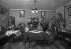 Familj i juletid, samlade kring bordet.
