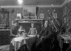 Familj i juletid, samlade kring bordet.