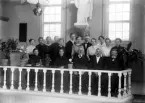 En grupp män och kvinnor i kyrkan.