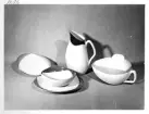 Servis med skålar, fat och kanna från Bo Fajans, 1900-talets mitt.