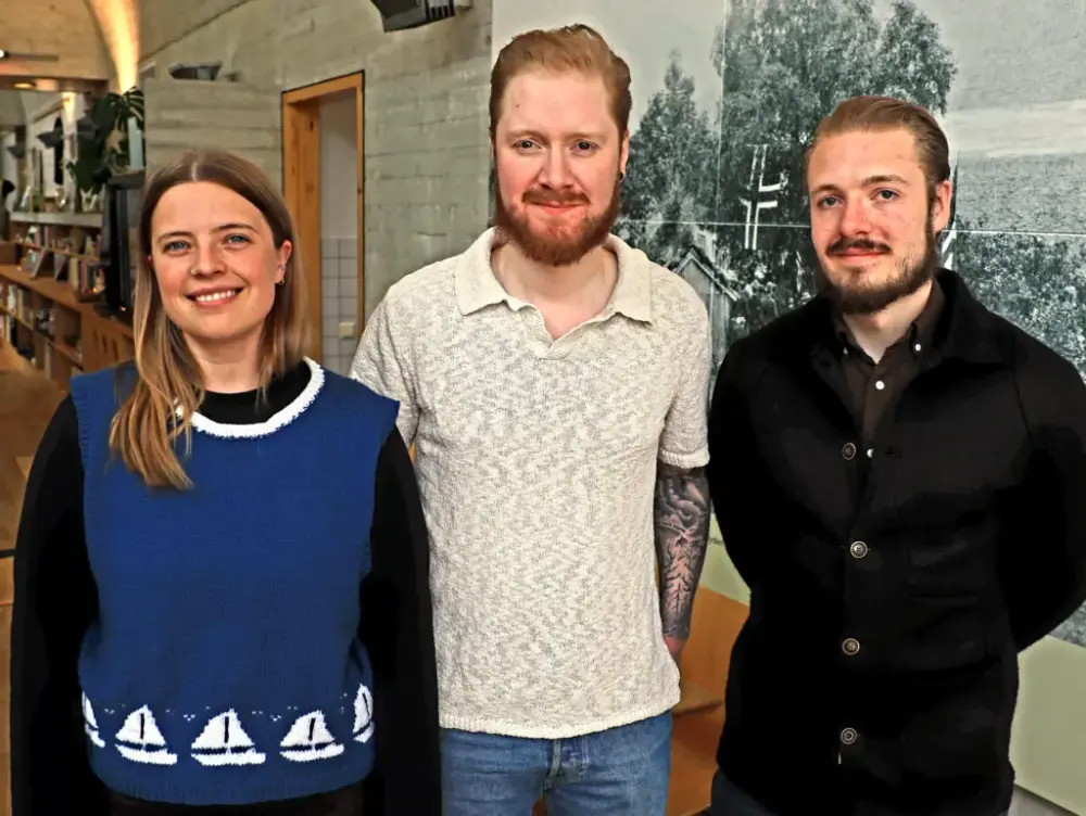 Gruppebilde i kafeen av vertskapsansvarleg Karoline Hasle Einang saman med Håvard Gjersdal Våde og Vidar Gjersdal Våde frå Brør bar & bistro.
