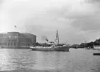 Ångfartyget ÖREBRO I på sin trad mellan Örebro och Stockholm. Som så många andra var hon byggd (1888) vid Motala Verktad och typisk för tidens sjöfartsepok. Här på Strömmen i höjd med Nationalmuseum. Foto omkring år 1900.