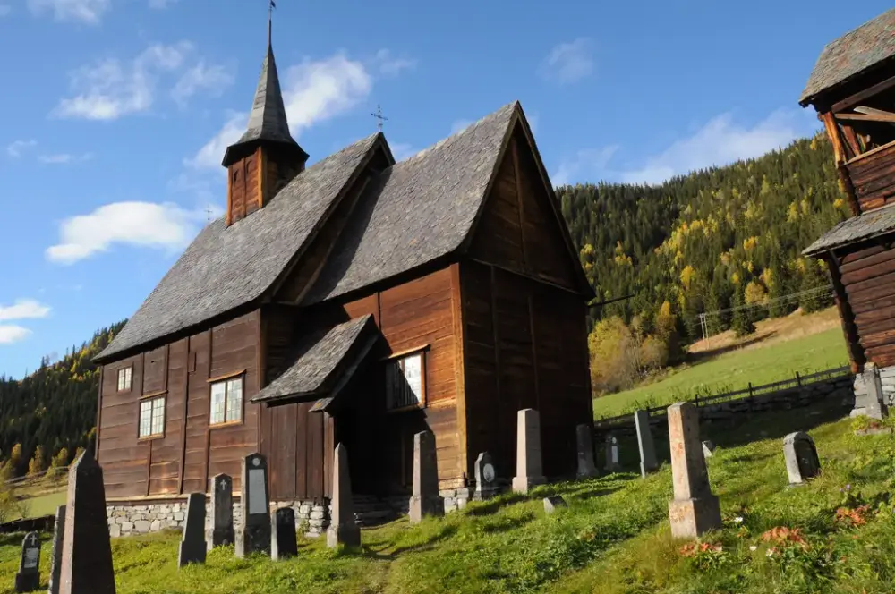 kirke med graver foran