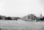 Vy från Strömbron med en rad av Stockholms karaktärbyggnader som fond. Foto omkring förra sekelskiftet.