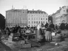 Livfull handel på Kornhamnstorg i Stockholm. Foto omkring år 1900.