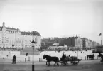 Stockholm en vinterdag omkring förra sekelskiftet med skridskoåkning på Nybrovikens is. Vy från Blasieholmen mot Strandvägen..