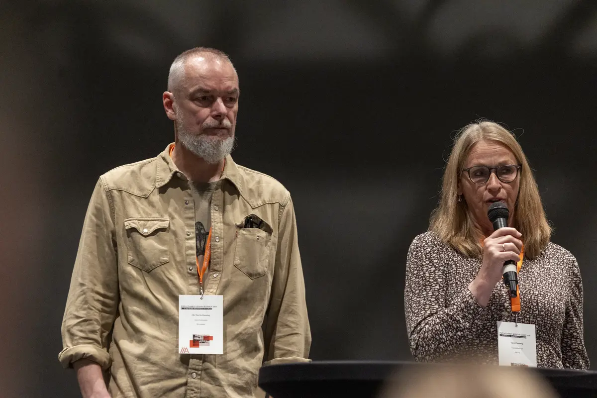En mann og en kvinne i panelsamtale på konferanse