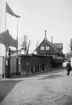 Längs Långa Gatan med gamla entrén till Gröna Lund och det så kallade Bellmanhuset i blickfånget. Foto omkring år 1900.