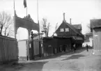Gamla entrén till Gröna Lund från Långa gatan tillkom vid nöjesfältets öppnande år 1883 och återfinns ännu i ombyggt utförande. Lite längre ned längs gatan står lyckligtvis även det så mycket äldre Bellmanhuset kvar. Här miljön omkring år 1900.