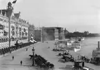 Droskor på rad i väntan på kunder från de anlöpande passagerabåtarna. Kanske kunde kuskarna även  hoppas på en och annan gäst från Grand Hôtel närmast till vänster. Foto omkring år 1900.