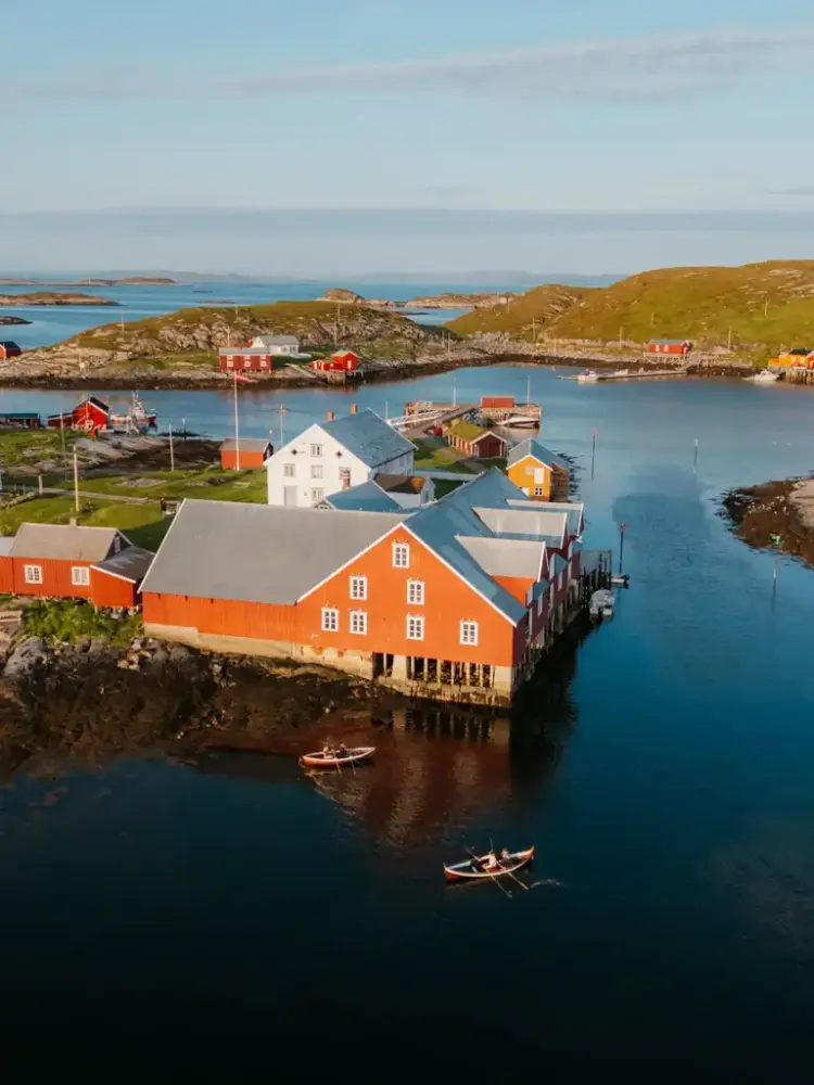 Historiske bygg i solskinn i Sør-Gjæslingan