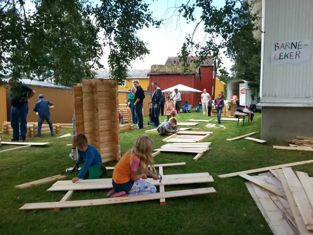 Barn leker med laftesett