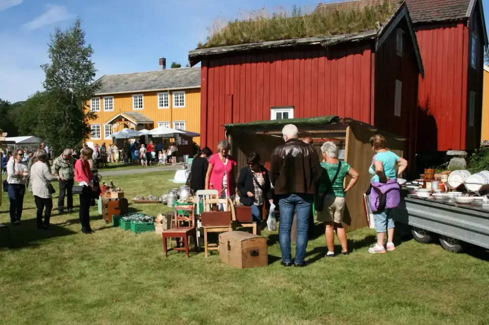 Mennesker står foran og beskuer bruktmarked på Kulturmartna. 