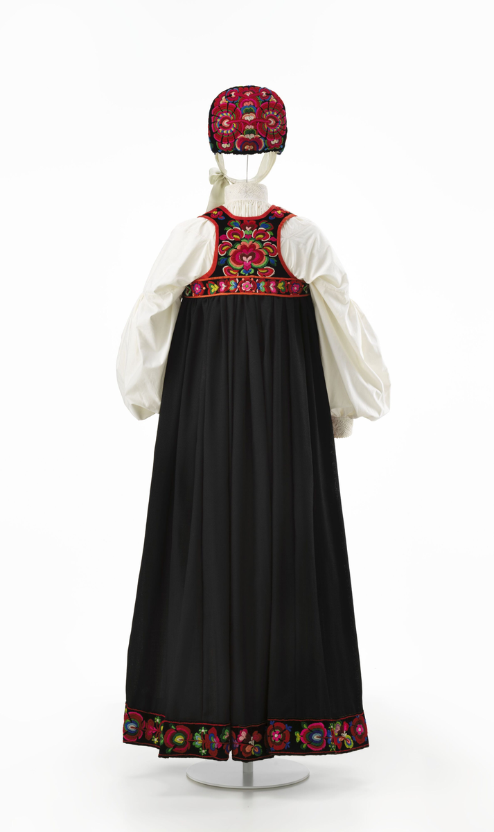 H.M. Dronning Mauds Hallingbunad [Bunad] -Nasjonalmuseet ...