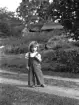 Den omvittnat något tygellösa gossen Stig var nog en utmaning för fotografen, men till slut fastnade han i språnget. Barn till David och Märta Hultgren i Lilla Bona i Svinhult socken. Född 1934 uppskattar vi ögonblicket till sommaren 1937.