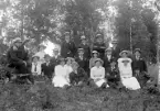 Fotografi i serie för identifiering av motiv ur A C Hultgrens fotosamling.

Kommentar:
Enligt upplysning togs denna olyckligtvis något oskarpa gruppbild före 1919. Hittills identifierade personer är i mellanraden från vänster:
Nr2, Arvid Johansson i Norrgården i Fundshult.
Nr 4, Ernst Johansson i Norrgården Fundshult.
Sittande främsta raden:
Nr 1, Hulda Hultgren i Backgården i Fundshult.
Nr 2, Gunnar Johansson i Norrgården i Fundshult.
Nr 3, Nanny Johansson i Norrgården i Fundshult.
Nr 6, Per Arvid Hultgren i Sörgården i Fundshult.