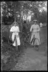 Två kvinnor med cyklar