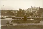 Strandpromenaden i Binz med hotell Dünenhaus i bakgrunden, sommaren 1930 (enligt text i album).