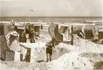 Stranden i Binz på ön Rügen med strandkorgar som skydd mot vinden från östersjön, sommaren 1930 (enligt text i album).